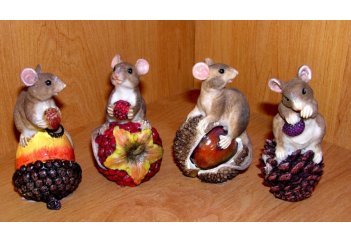 Myš na ořechu  10 cm